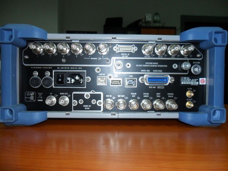 Файл:20111103 SMBV100A 255210 back.JPG